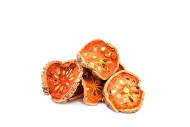 Beyaz arkaplanda kurutulmuş ayva dilimleri