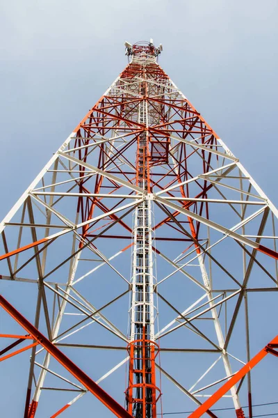 Mástil Telecomunicaciones Con Conexión Microondas Transmisor — Foto de Stock
