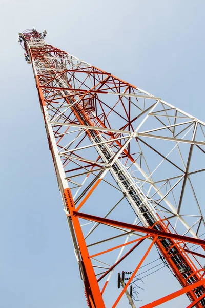 Telekommunikationsmast Mit Mikrowellenverbindung Und Sender Und — Stockfoto