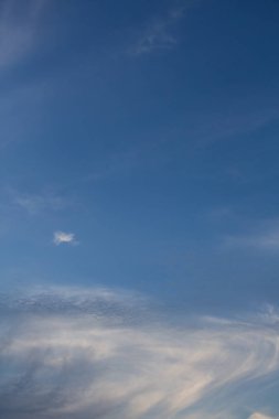 Mavi gökyüzü ve bulutlar