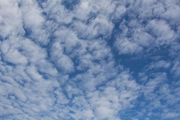 Blauwe Lucht Achtergrond Met Witte Wolken — Stockfoto