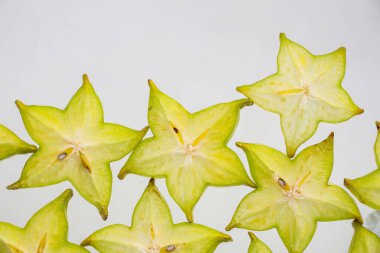 Beyaz arka planda dilimlenmiş Carambola meyvesi