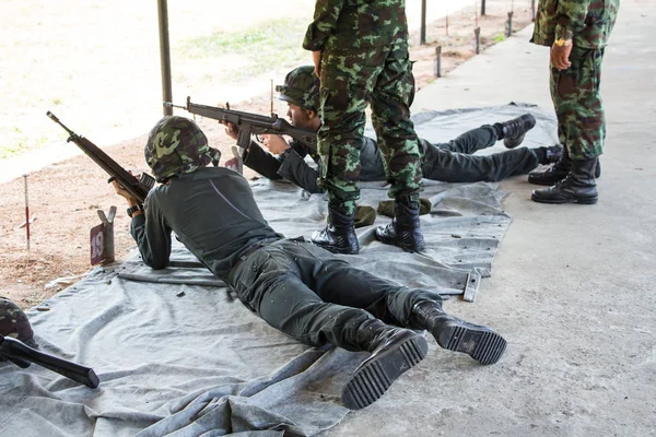 Soldaten Feuern Gewehr Auf Schießstand — Stockfoto
