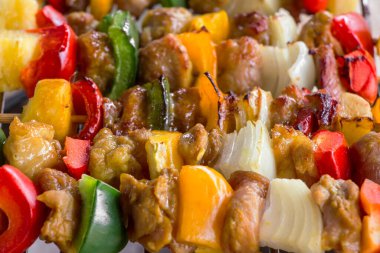Biber ve soğanlı ev yapımı tavuk şiş kebap.