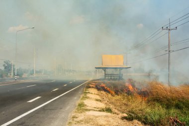 Kuru çim tarlaları yanıyor