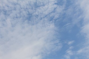 Küçük bulutlu mavi gökyüzü arkaplanı