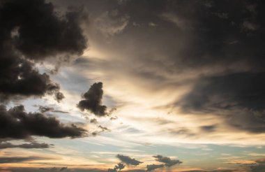 Yağmur bulutlarının arkaplanı.