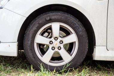 Arabanın tekerleği.