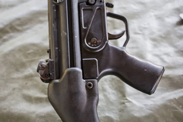 Gewehr Hk33 Mit Militärhelm — Stockfoto