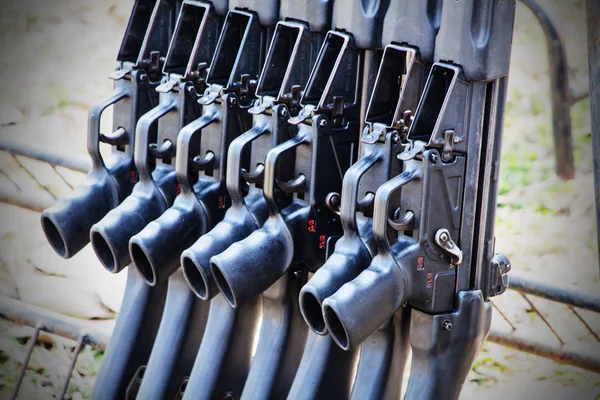 Siyah Askeri Tüfekler Istiflenmiş — Stok fotoğraf