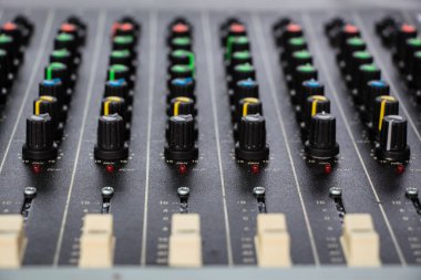 DJ konsolu ses denetimleriyle karıştırıyor
