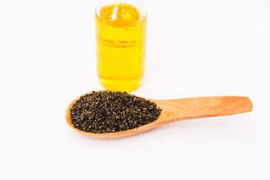 Siyah kum ve ahşap spatulalı yağ şişesi.