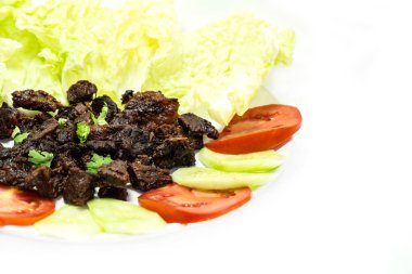 Kızarmış biftek ve sebze. 