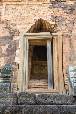 Prasat Sikhoraphun tapınağındaki taş, Surin, Tayland.