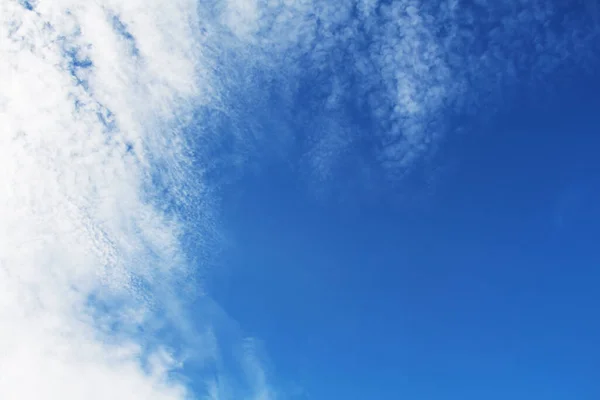 Blauwe Lucht Achtergrond Met Kleine Wolken — Stockfoto