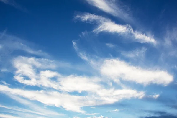 Blauwe Lucht Achtergrond Met Kleine Wolken — Stockfoto