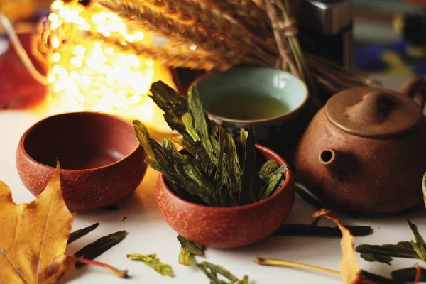 Théière Sur Table Avec Des Feuilles Plantes Des Bols — Photo