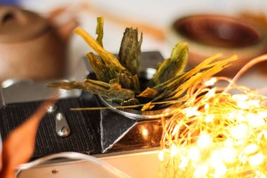 Kuru bitkisel eski moda film kamera objektif yuvası içinde ışıklı garland ışıklar masada bırakır.