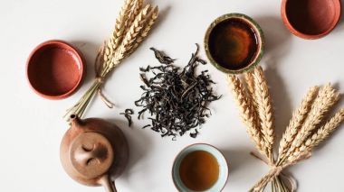 çaydanlık üstten görünüm bitkisel masada bırakır, kaseler ve buğday kulakları demet