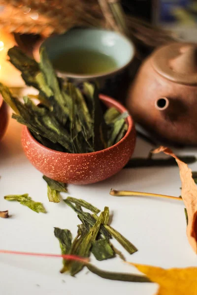 Foglie Secche Erbe Verdi Ciotola Tavolo Con Teiera Tazza — Foto Stock