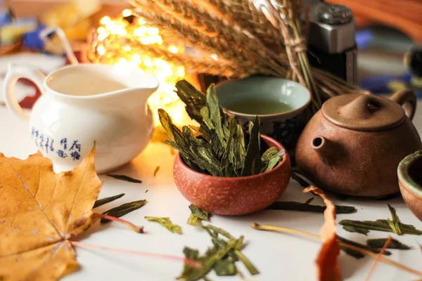 葉のハーブと中国茶道の静物と背景に小麦の穂の束 — ストック写真