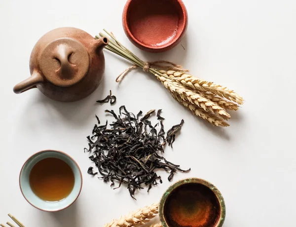 ハーブの葉と小麦の穂の束を持つアジアのお茶セットのトップ ビュー — ストック写真