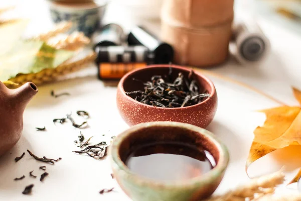 ハーブの葉と鉢のティー テーブルに伝統的な中国の茶道 — ストック写真