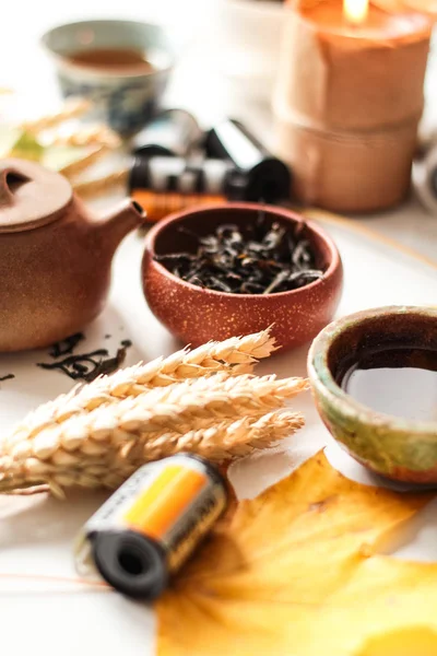 Asiatischer Tee Set Mit Kräuterblättern Schüssel Weizenähren Und Filmkamera Auf — Stockfoto