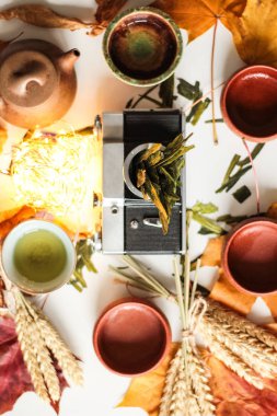 Asya çaydanlık üst görünümü ayarlama ve eski moda fotoğraf kamera vücudun içine kuru bitkisel bırakır