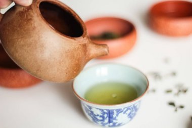 Geleneksel Çince fincan yeşil çay dökülen Asya çay töreni