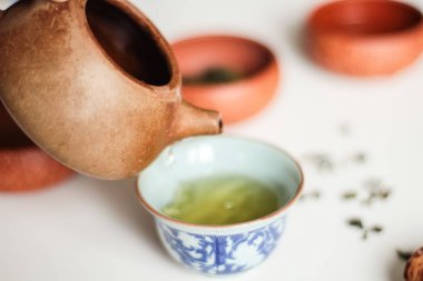 Çaydanlık dökme yeşil çay Kupası'nda yakın çekim