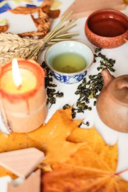 Yanan Mum ve yeşil çay töreni