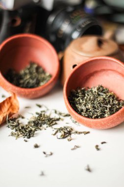 kurutulmuş yaprakları tablo ve kahverengi kase