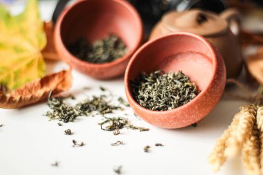 kase ve buğday kulak kuru yeşil çay yaprakları ile tablonun kapat