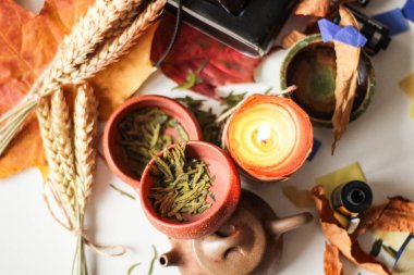 Yanan Mum ve Foto film rulo masada Asya çay seti