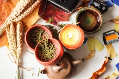 üstten görünüm kahverengi kase bitkisel yaprakların tablo ile Foto film rulo ve Buğday demetleri