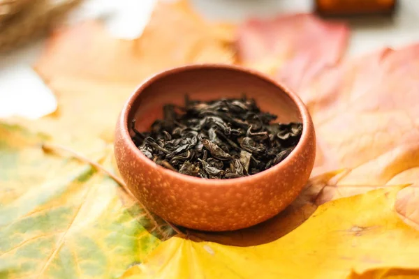 粘土を乾燥させたハーブ茶丼の茶色の葉のクローズ アップ — ストック写真