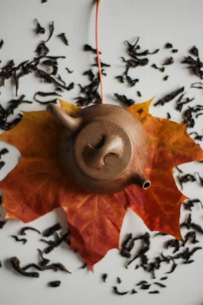 Draufsicht Auf Braune Teekanne Auf Herbstlichem Ahornblatt Tisch Mit Getrockneten — Stockfoto