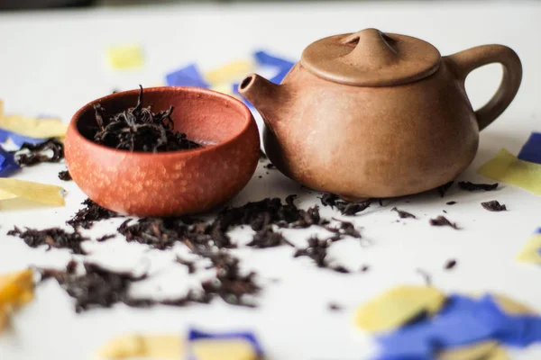 在碗里和桌子上用茶壶干茶叶 — 图库照片