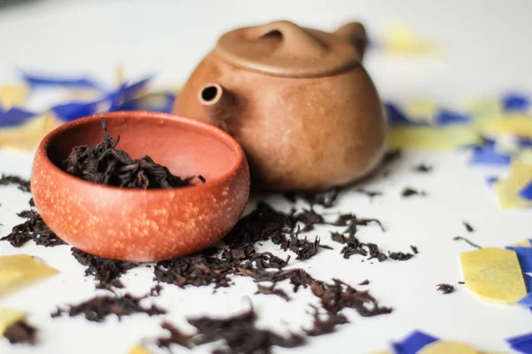 Nahaufnahme Von Teekanne Und Schwarzen Trockenen Teeblättern Schüssel — Stockfoto