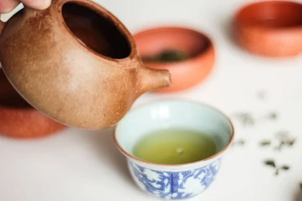 伝統的な中国カップで緑茶を注ぐ アジアのお茶会 — ストック写真