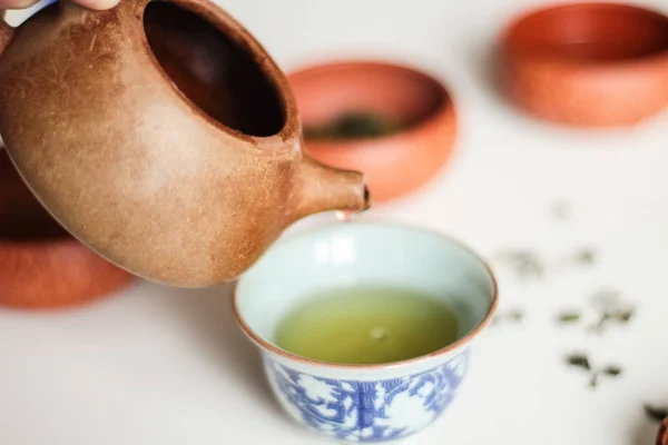 グリーン カップ アジア茶道でお茶を注ぐ — ストック写真