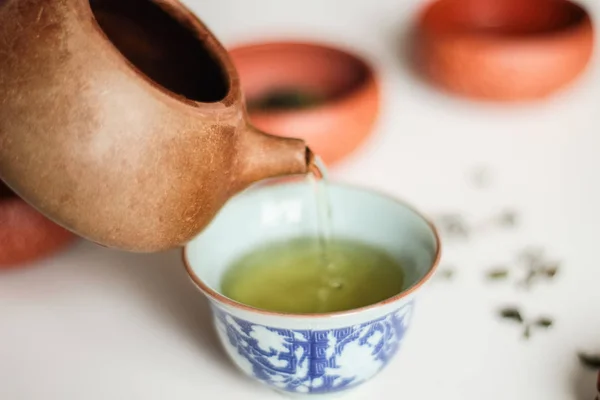 Verser Une Boisson Rafraîchissante Base Plantes Thé Vert Dans Tasse — Photo