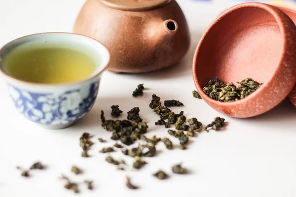 乾燥茶葉とアジアのお茶セットとテーブルのクローズ アップ — ストック写真