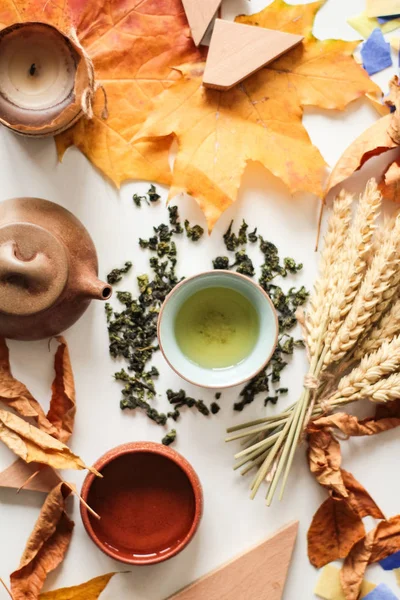 茶道や秋のカエデの葉 小麦の耳を持つテーブルのトップ ビュー — ストック写真