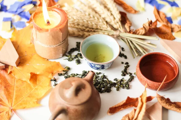 緑茶式燃焼キャンドルと小麦の耳付きのテーブル — ストック写真