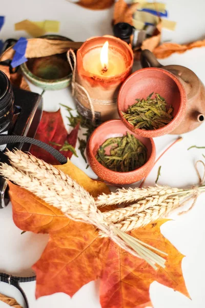 緑ハーブの鉢の葉 小麦と表の束とキャンドルを燃焼 — ストック写真