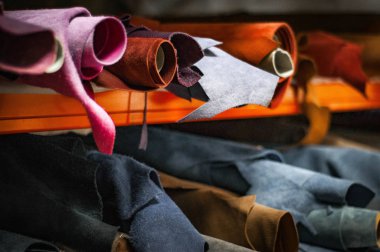 Kumaş dükkanda raflarda yerleştirilen renkli Tekstil rulo yakın çekim