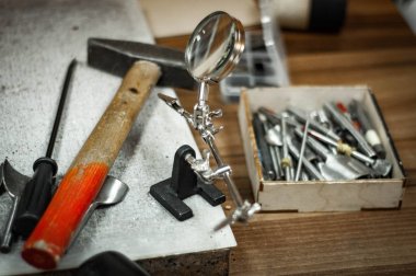 Ahşap masa üzerinde çeşitli küçük çalışma araçları yakın çekim