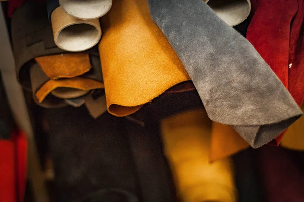 Primer Plano Rollos Textiles Coloridos Colocados Estantes Tienda Tela — Foto de Stock